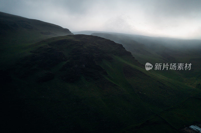 冰岛山脉在Moody Sunset Light冰岛维克